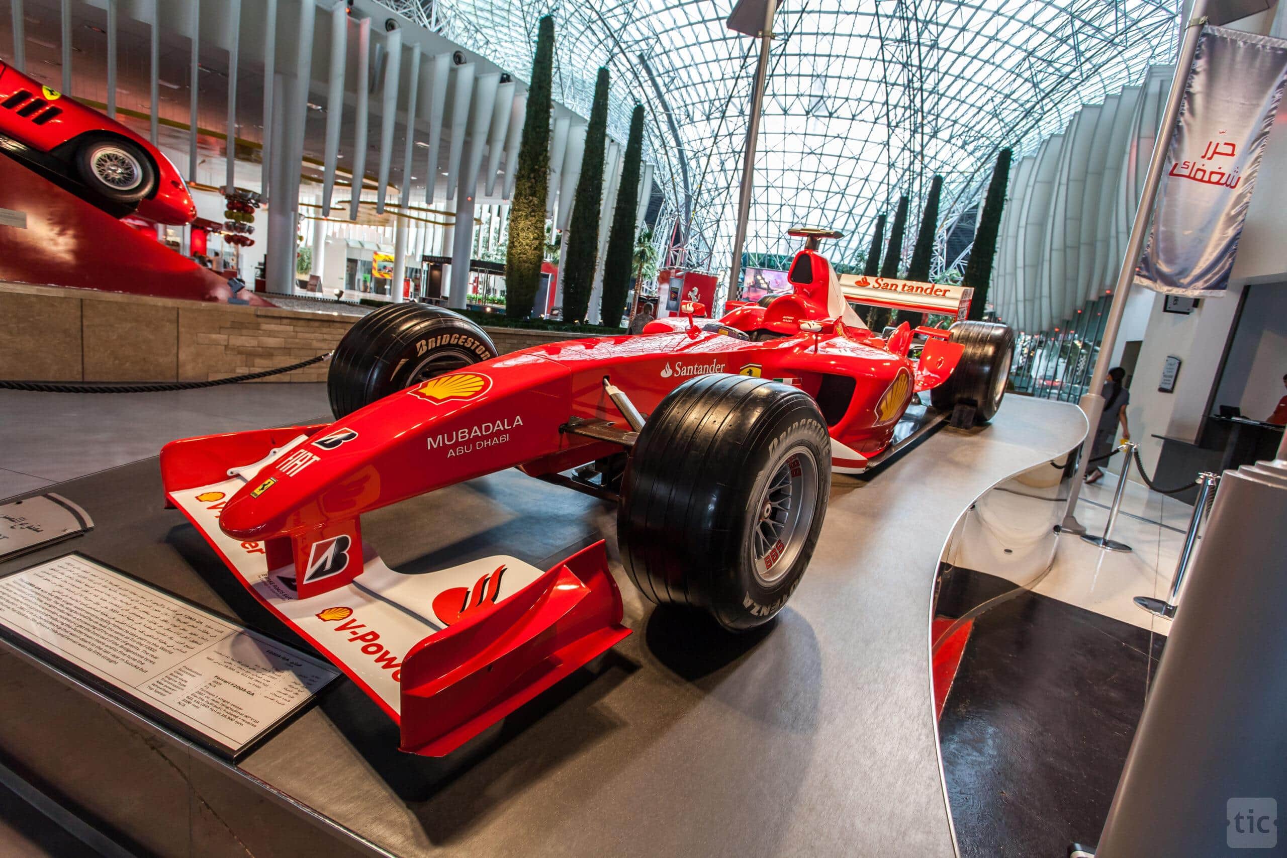 מכונית מרוץ אדומה בתוך Ferrari World Abu Dhabi