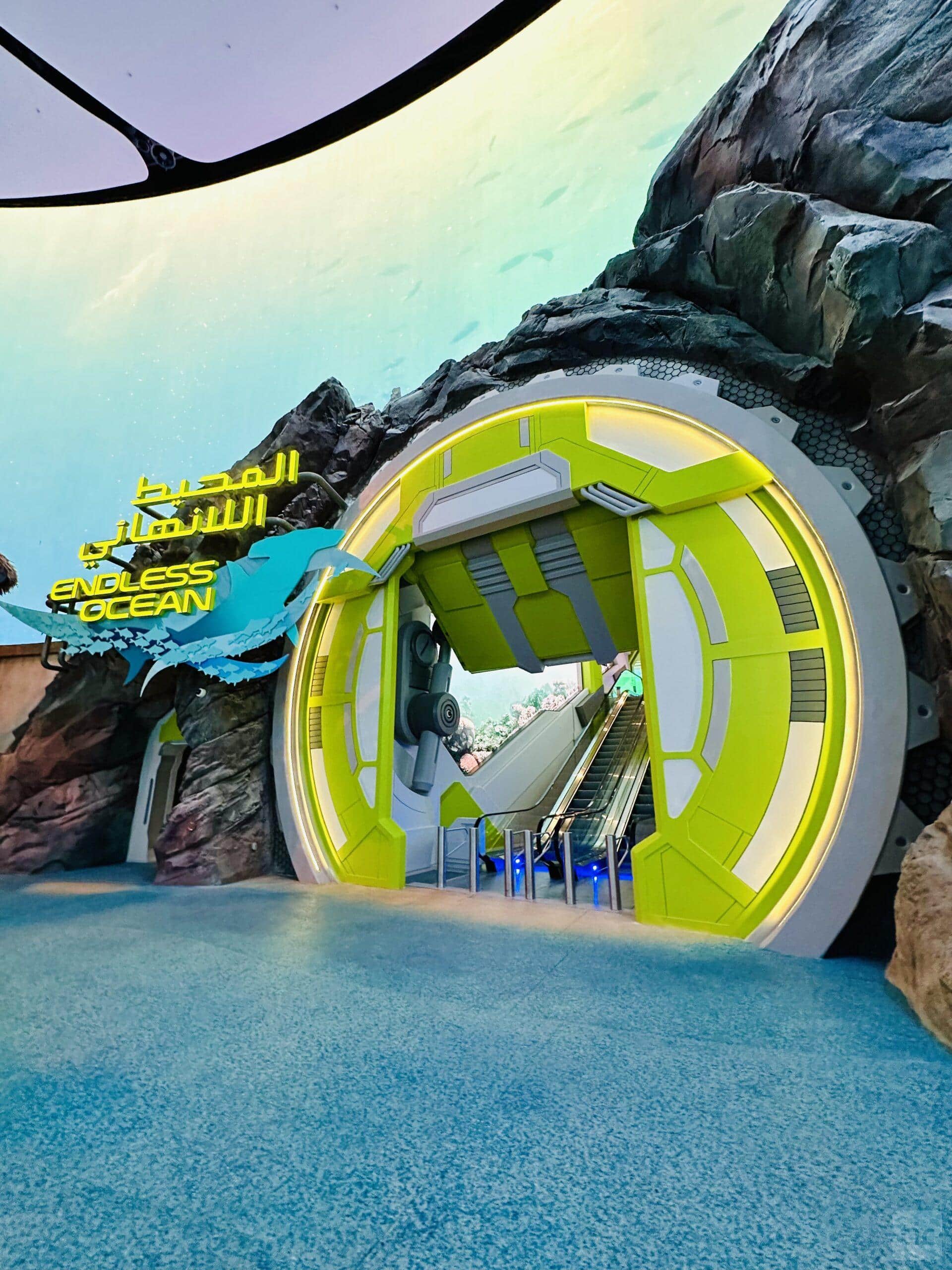 מתקן עם סמל SeaWorld Abu Dhabi בתוך הפארק