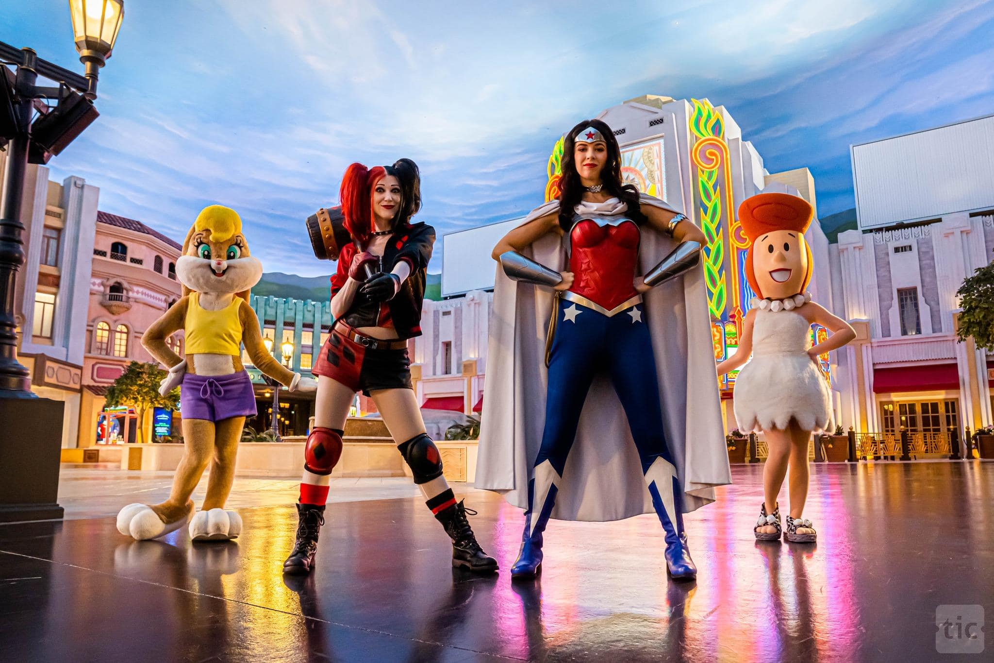דמויות וגיבורי על בתוך Warner Bros. World Abu Dhabi
