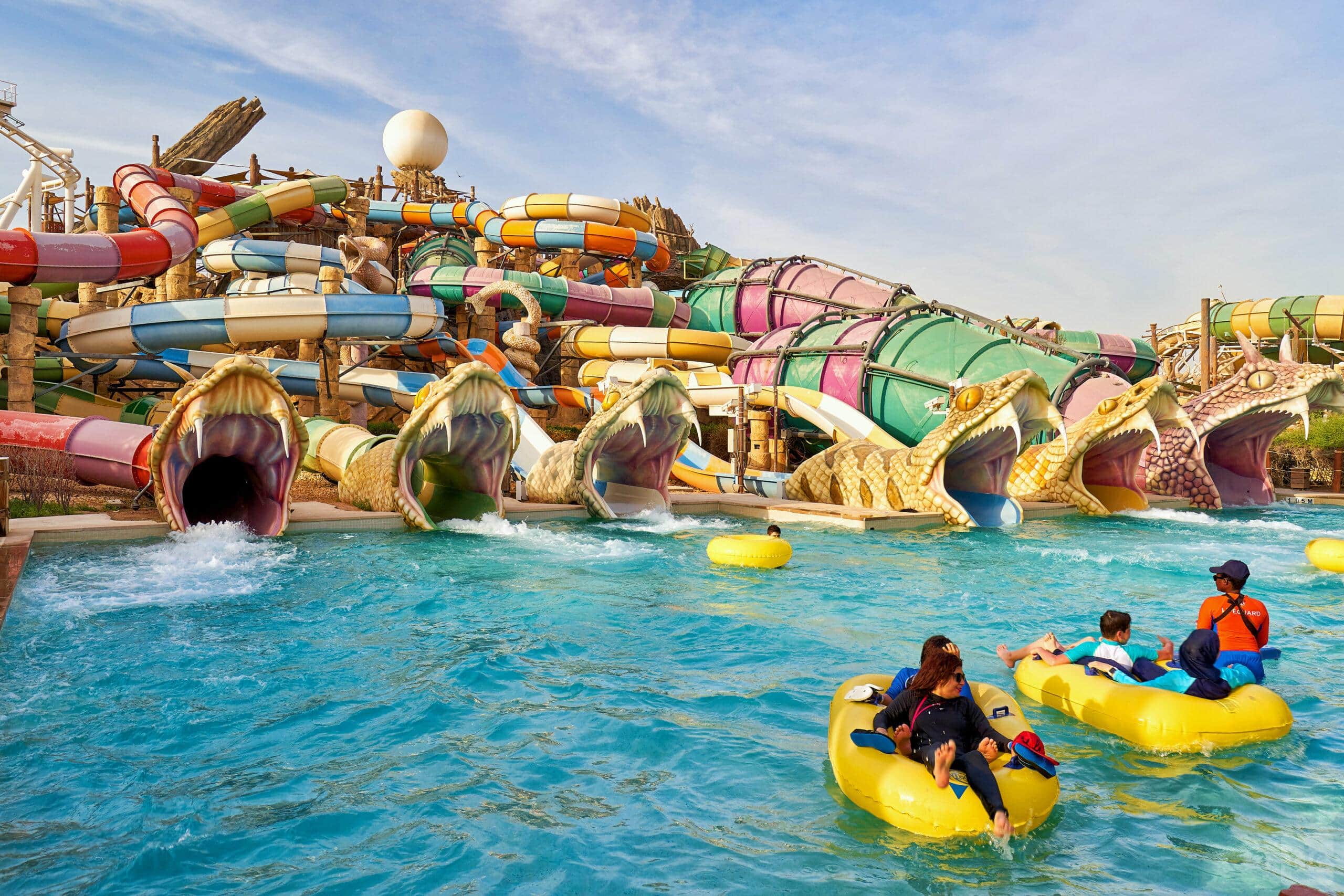 מגלשות ובריכות בפארק המים Yas Waterworld